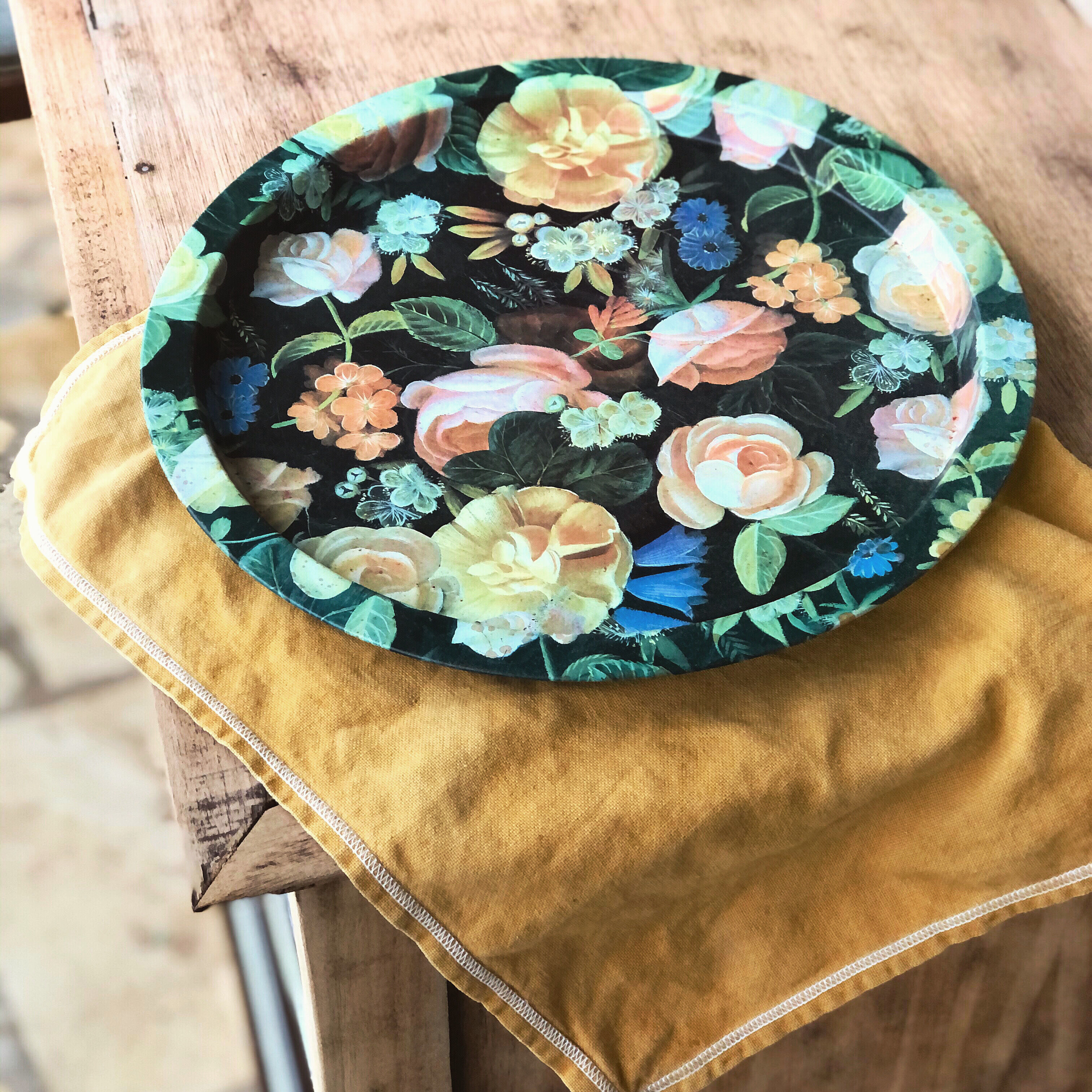 Flower pattern tray