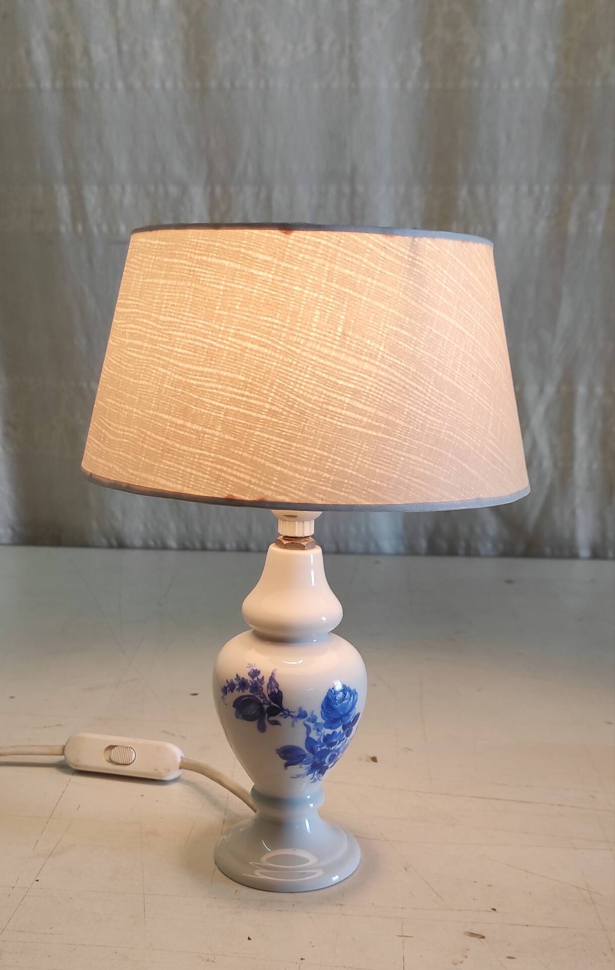 Table lamp in porcelain with painted floral decoration - mid 20th century