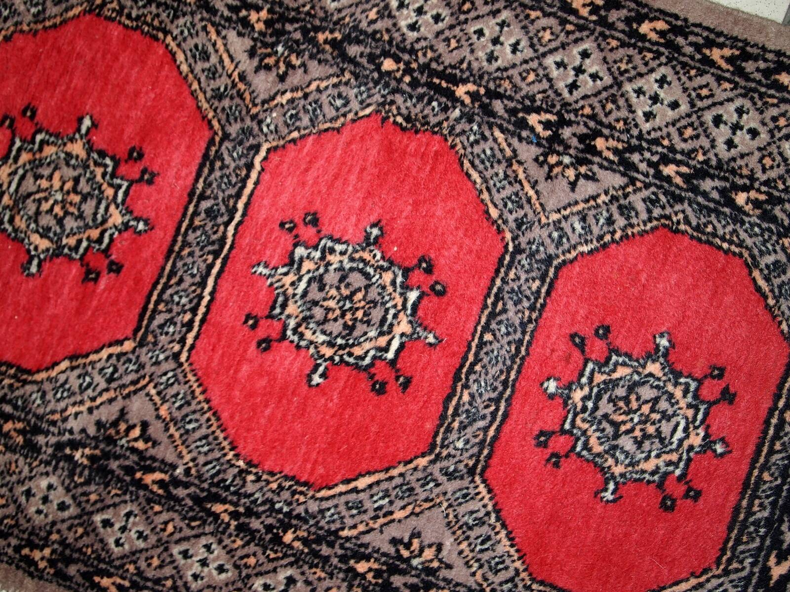 Tapis Bukhara Vintage Ouzbek, Années 1960, Élégance Traditionnelle