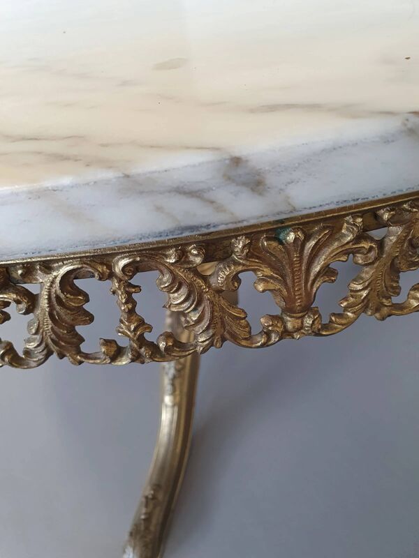 Table basse en marbre des années 1960. Plateau en marbre / piètement doré à la feuille avec de nombreux détails.