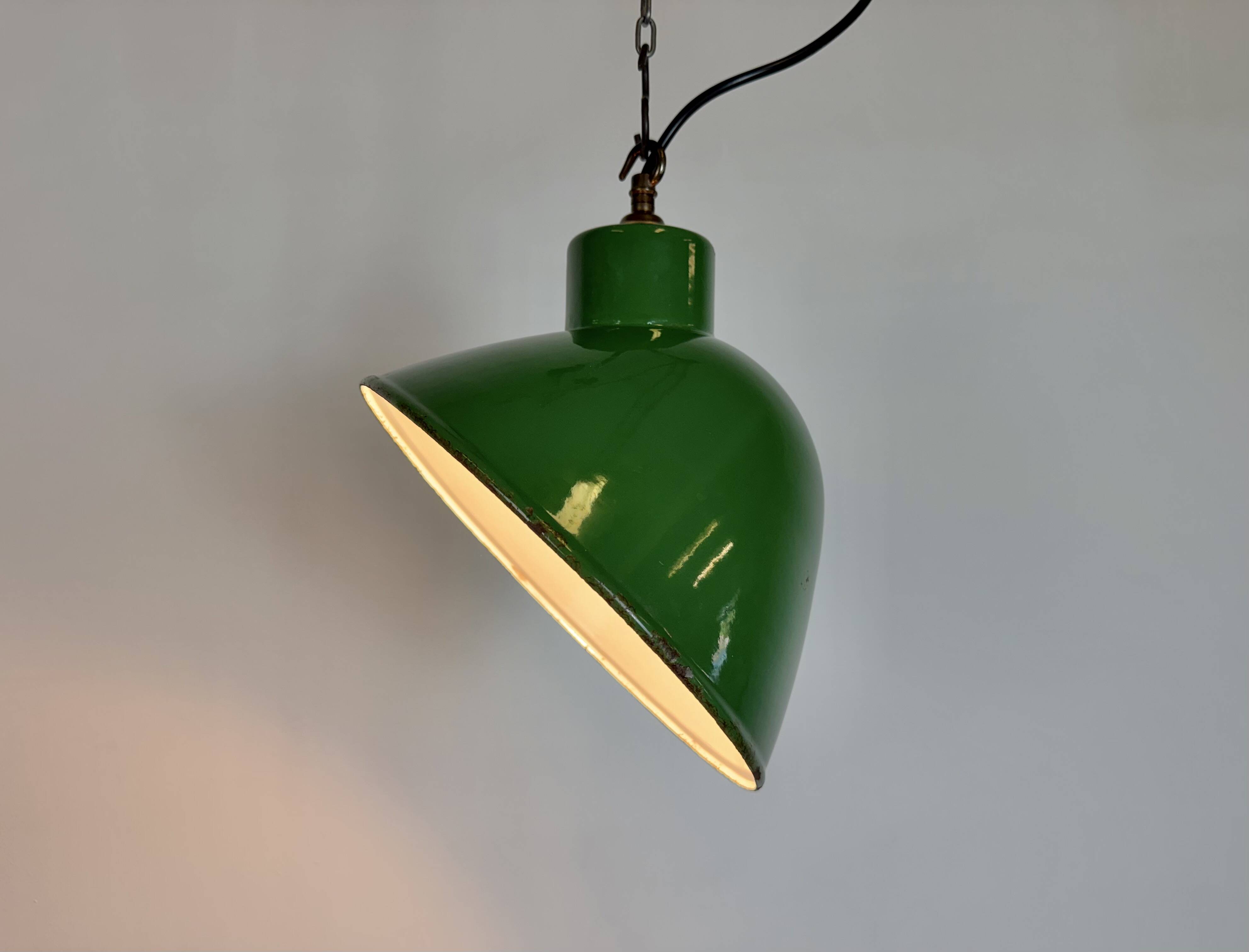 Suspension industrielle en émail vert, années 1960