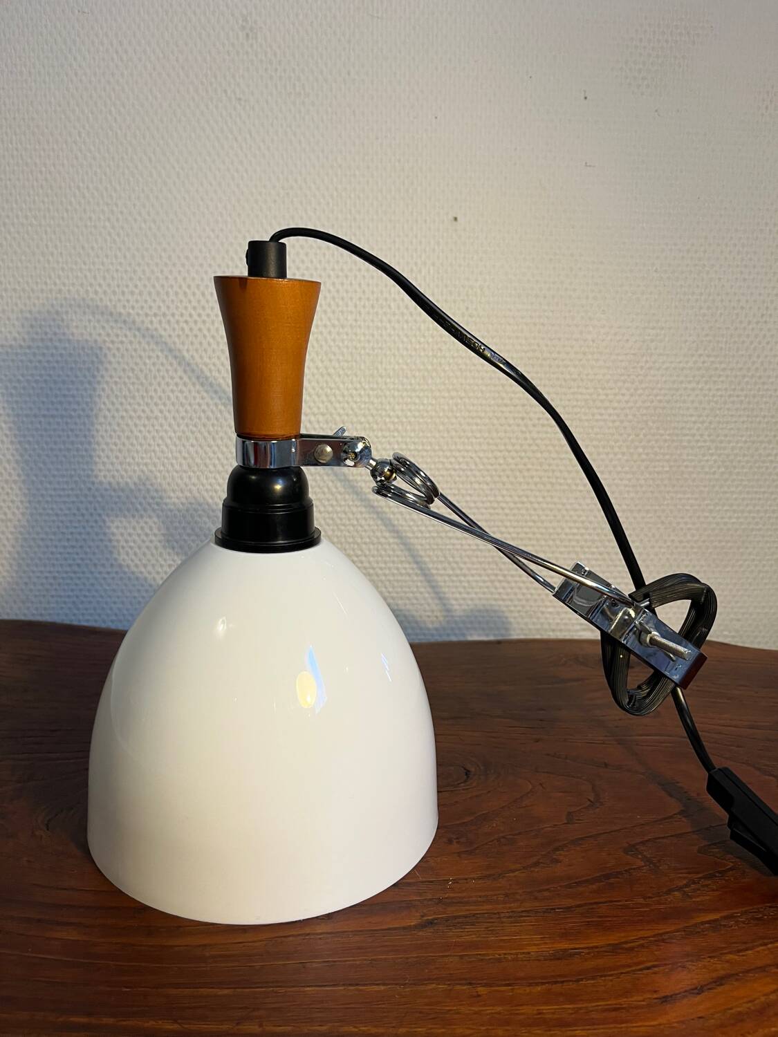 Articulated clamp-on workshop lamp
