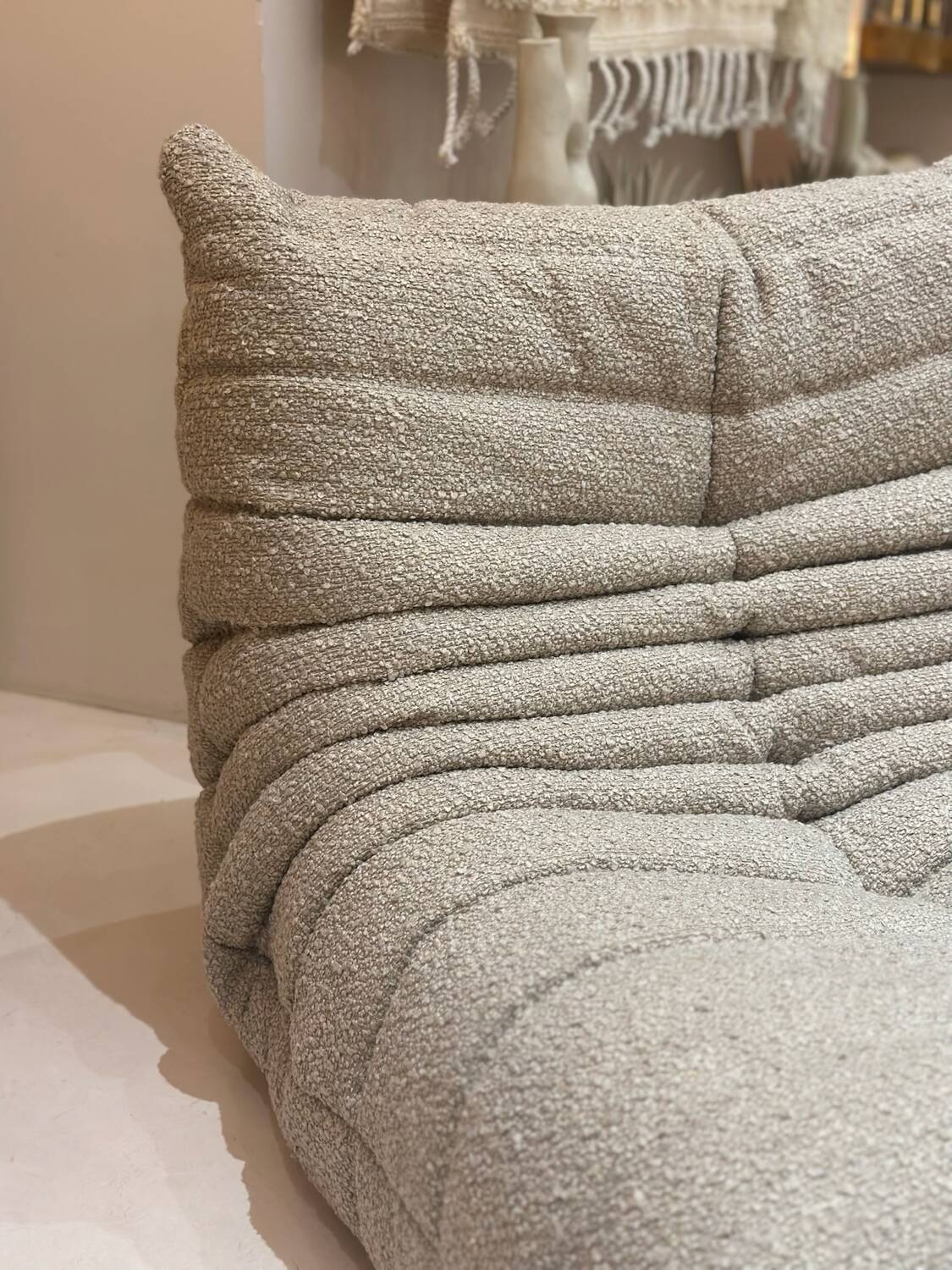 Chauffeuse Togo Ligne Roset par Michel Ducaroy bouclette moka taupe beige