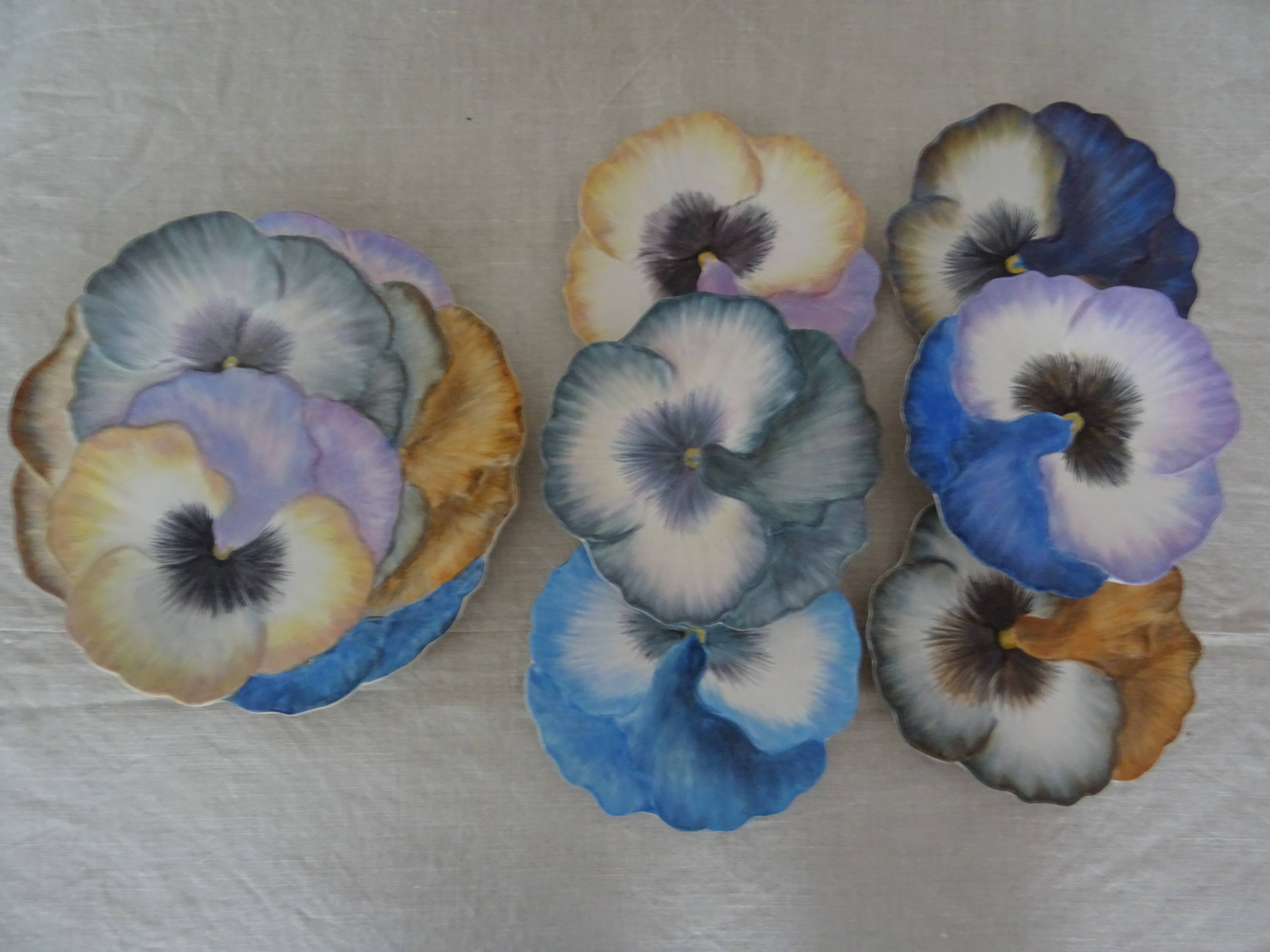 Dessert service 1 main course & 6 plates shape flowers Vallauris signed Guillot