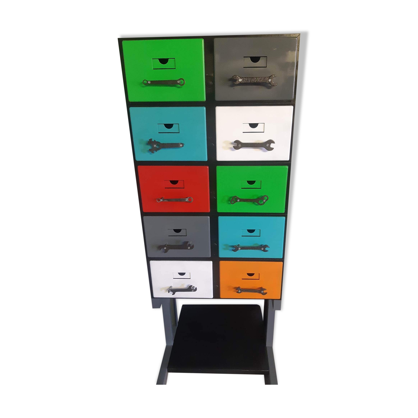 Metal cabinet