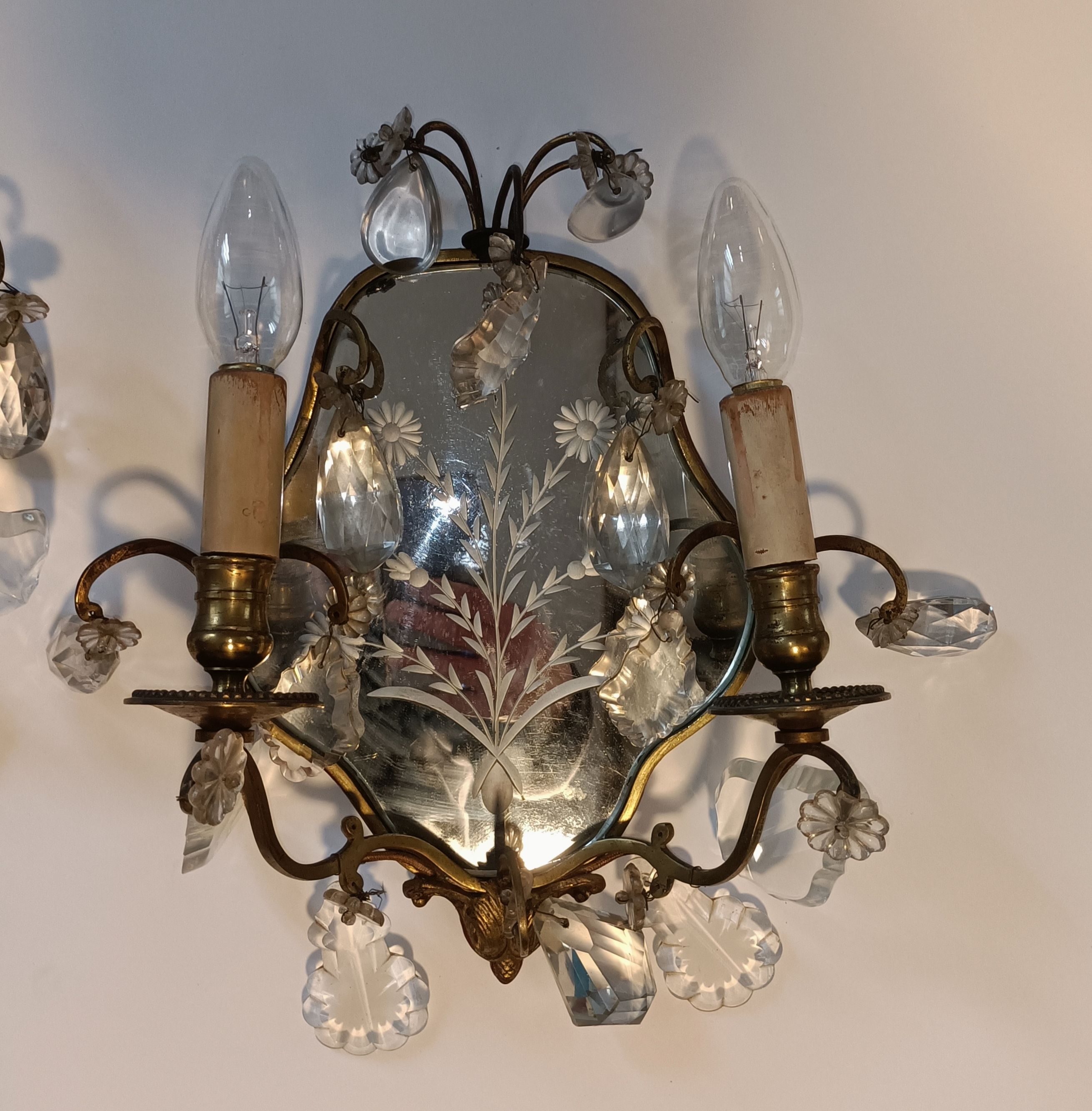 Pair of mirror sconces with two arms of light with gilded brass grapevines, Italy 1960.