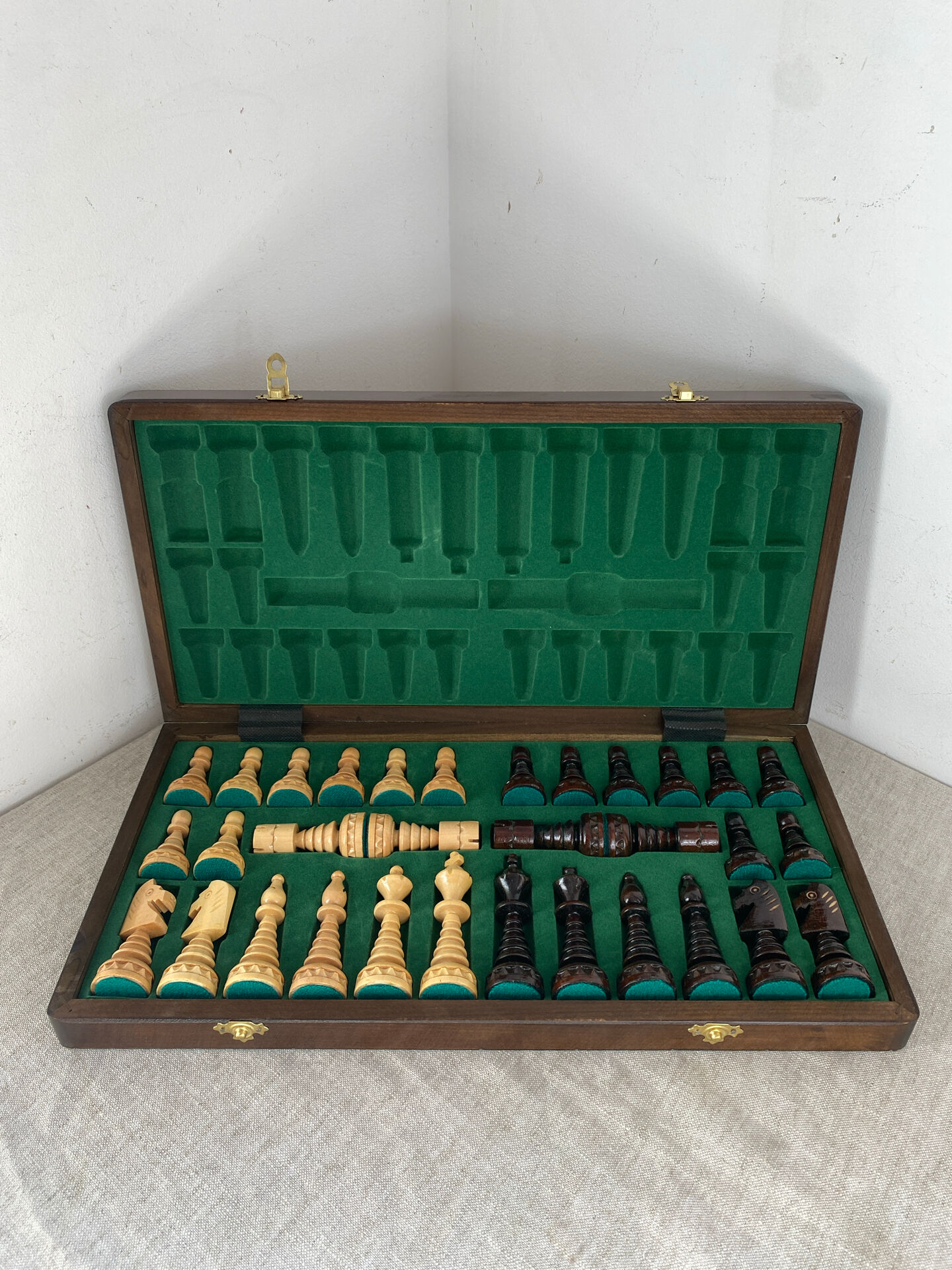 Jeu d’échec avec plateau et pièces en bois 
