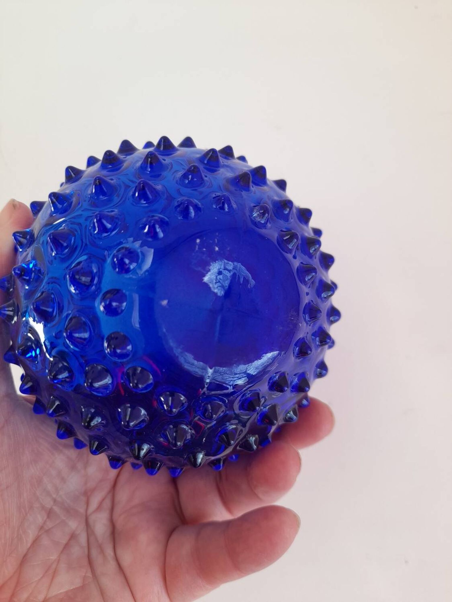 Petit vase en verre bleu clouté