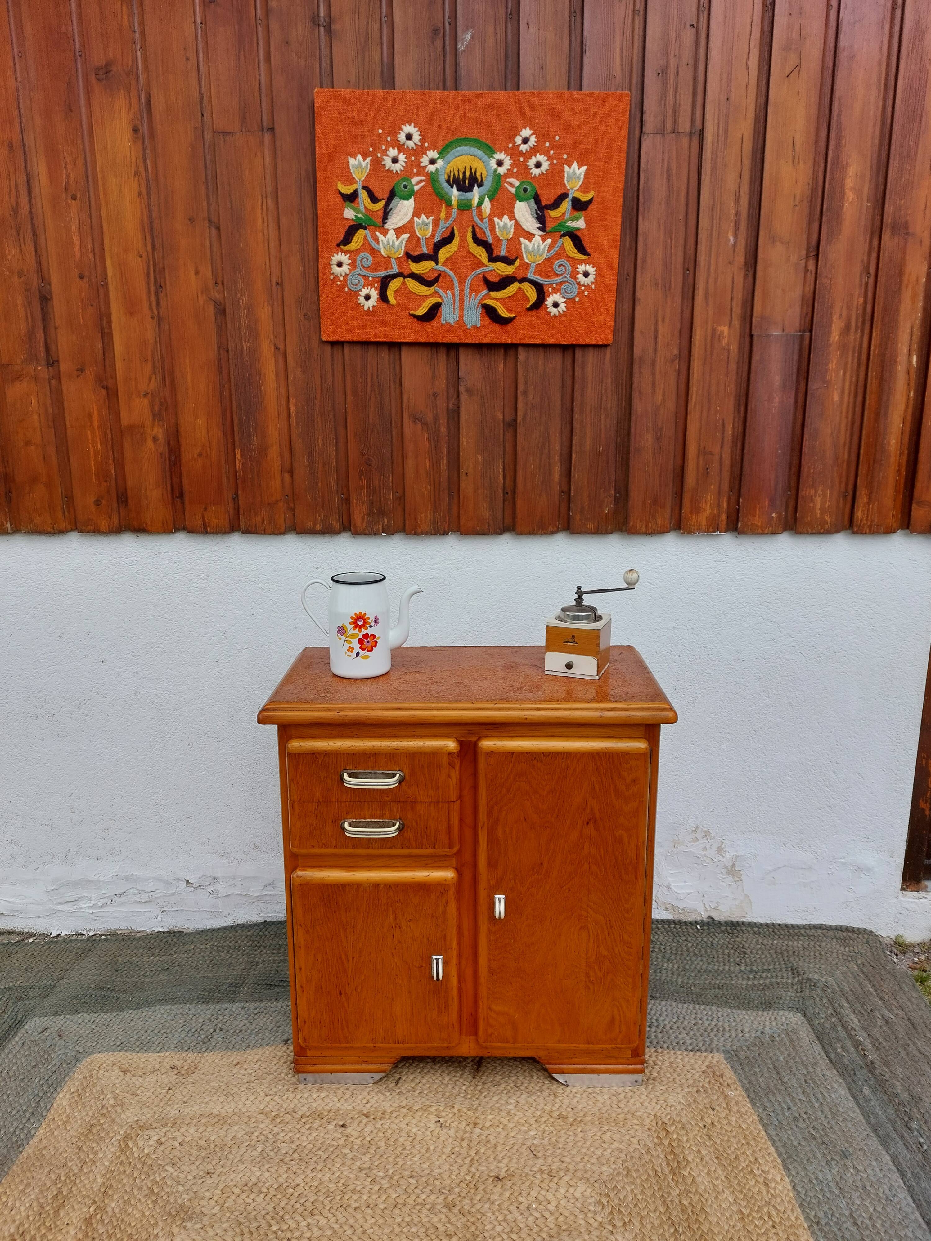 Mado buffet, asymmetrical doors and metal