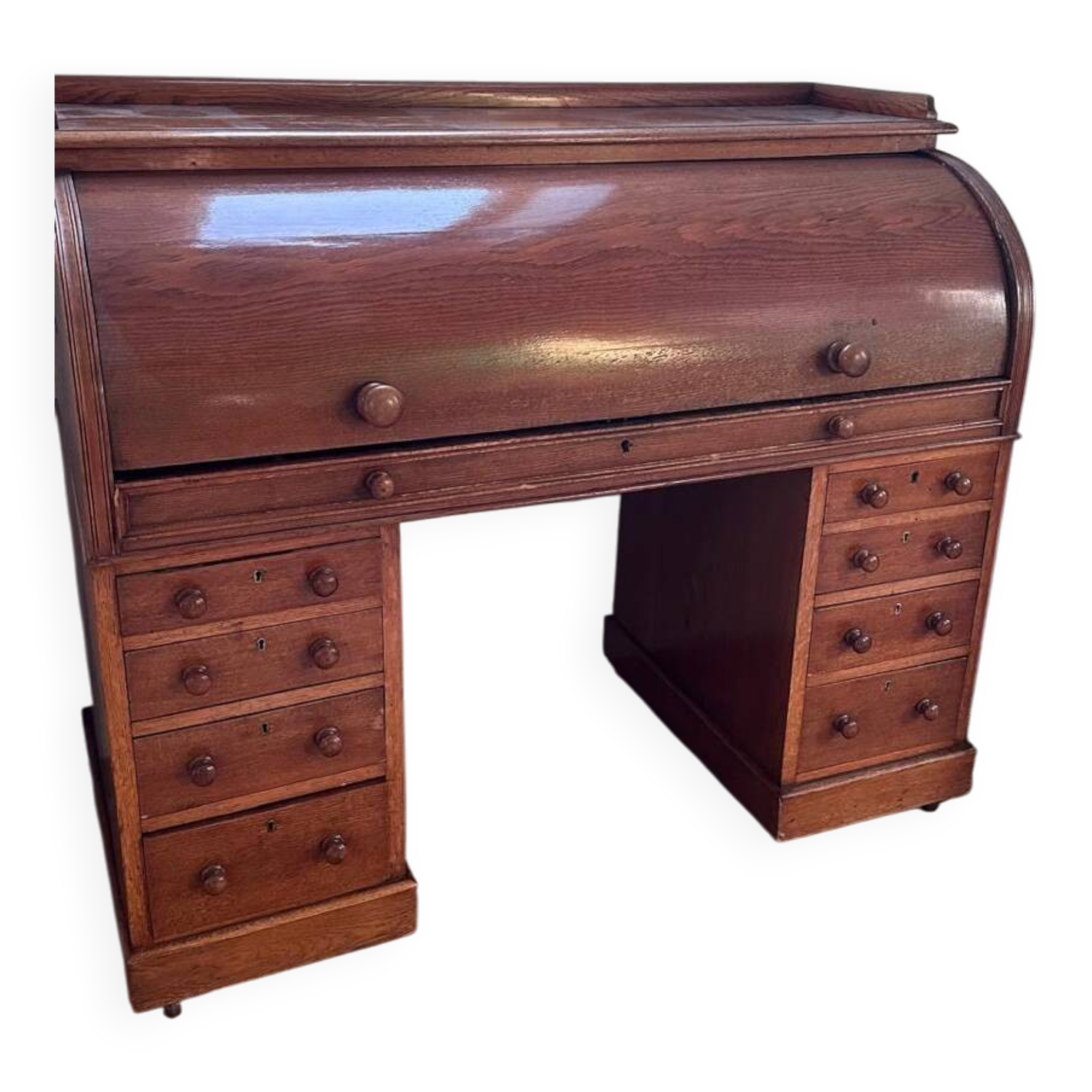 Beautiful vintage 20th-century American cylinder desk and its chair.