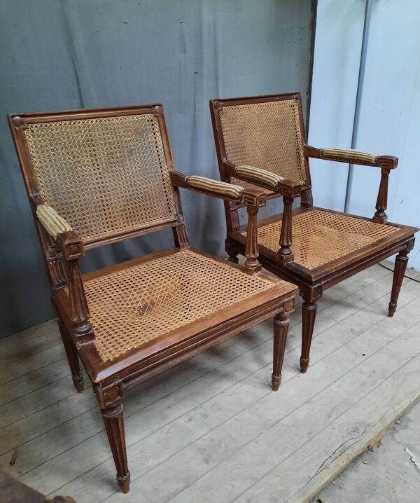 Paire de fauteuils canné de style Louis XVI