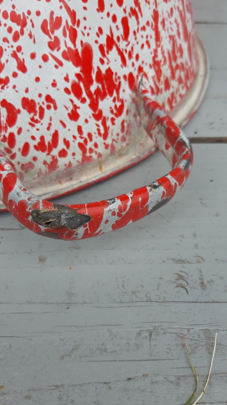 Bassine en tole emaillée rouge