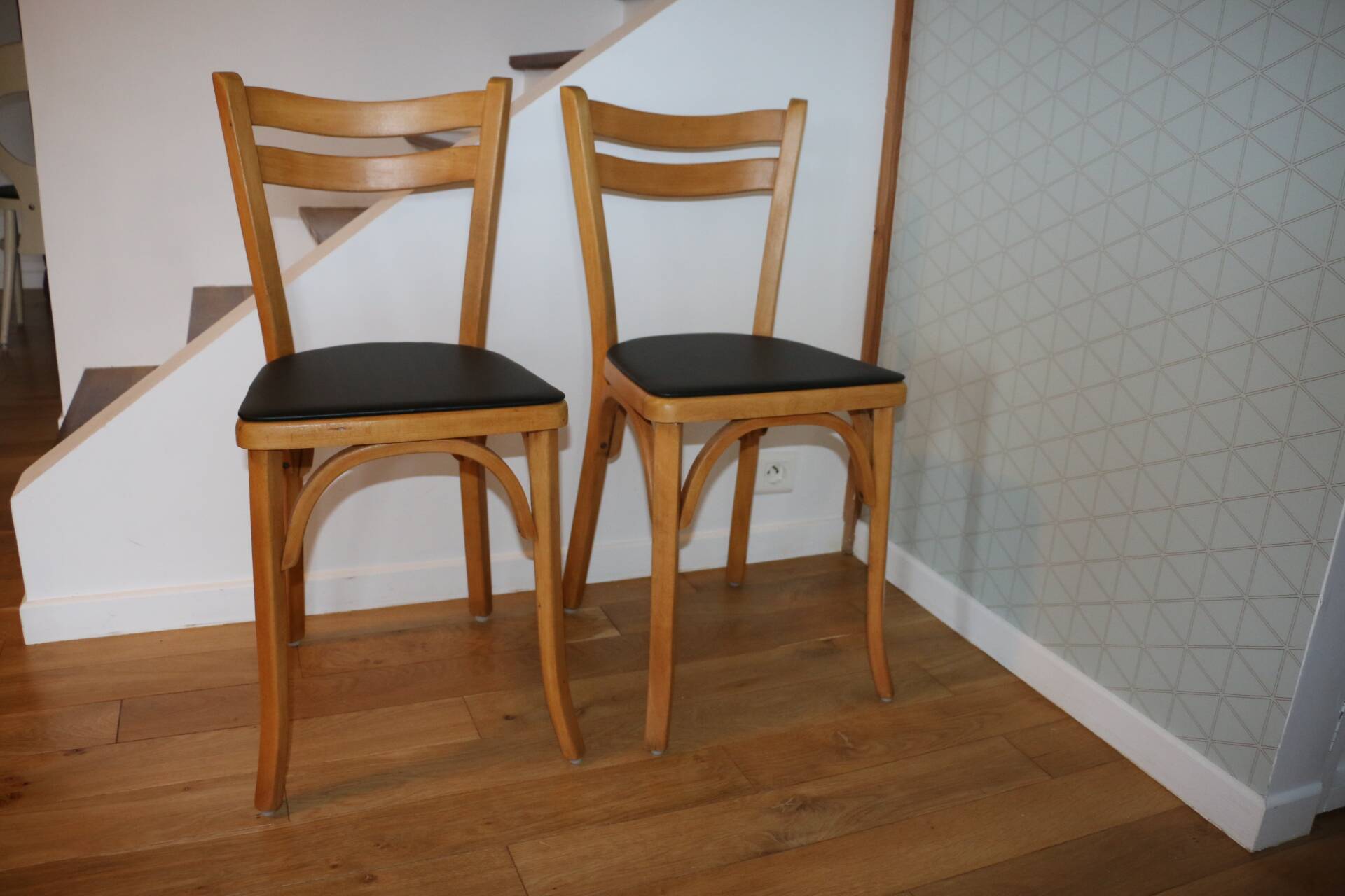 2 chaises Baumann N°19 hêtre clair skai noir