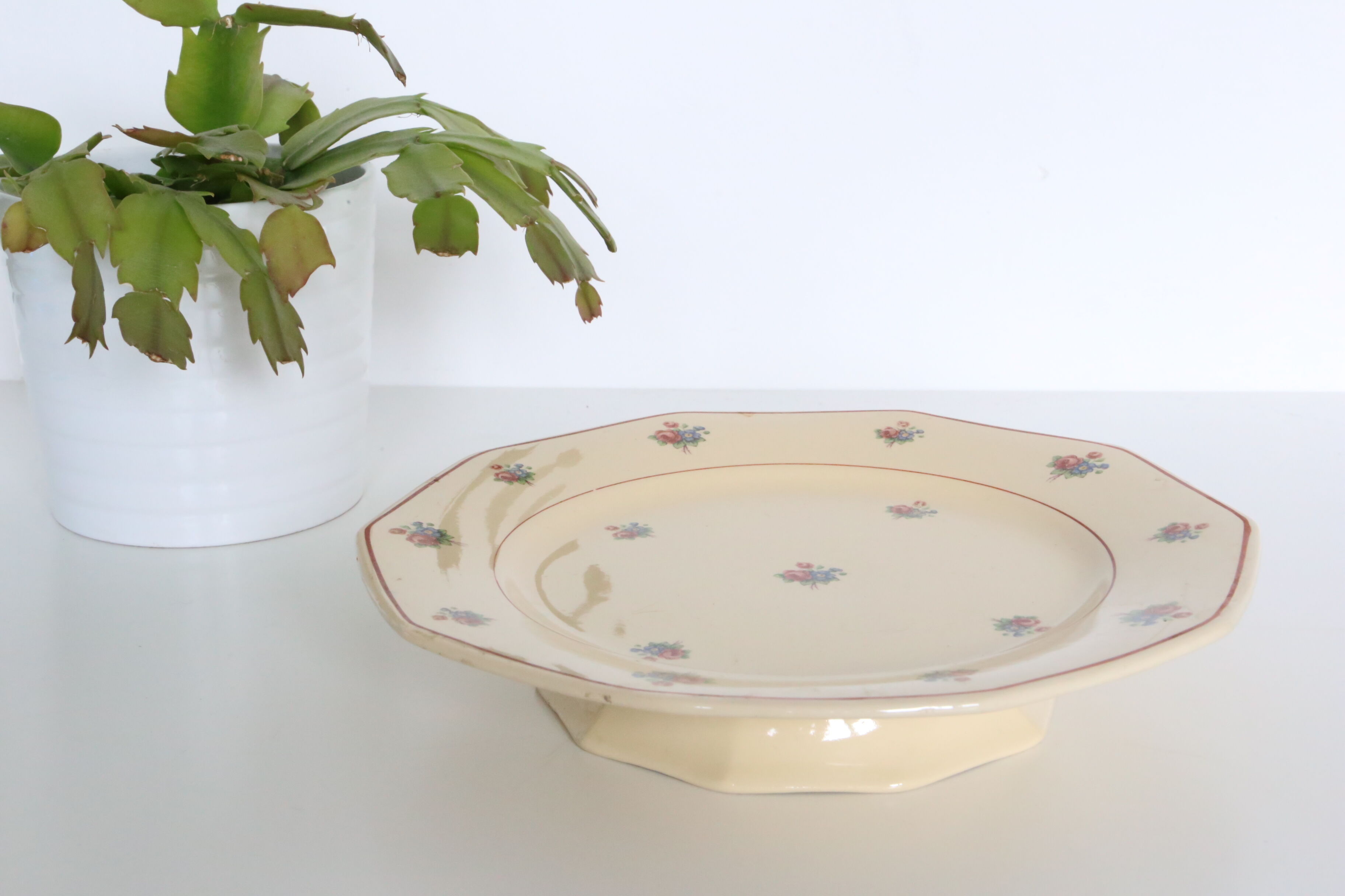 Servant dish on piedouche, Wolf Mill