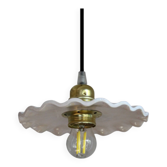 Suspension en céramique blanche ondulée