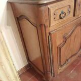 Commode de style Regency chêne clair année 1952  avec ses double portes et ses 3 tiroirs supérieurs