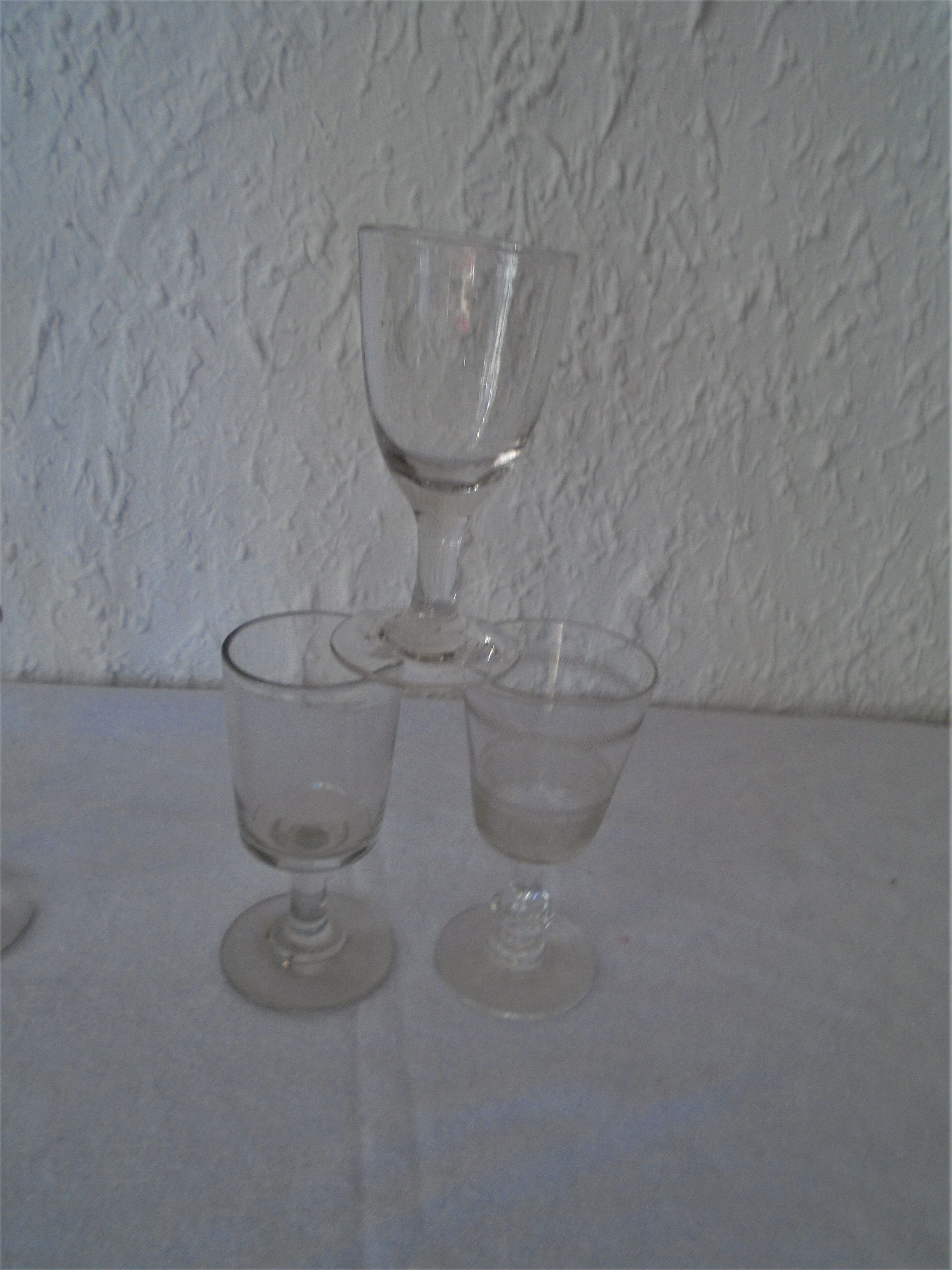 Set de 6 verres anciens dont 2 gravés formes diverses pr