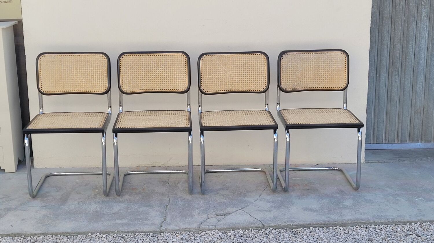 Série de 4 chaises Marcel Breuer modèle B32 signé Italy