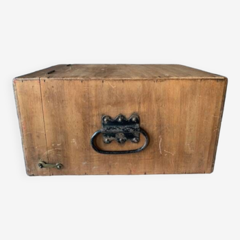 Old wooden crate with handle, 1910/1920