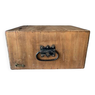 Old wooden crate with handle, 1910/1920