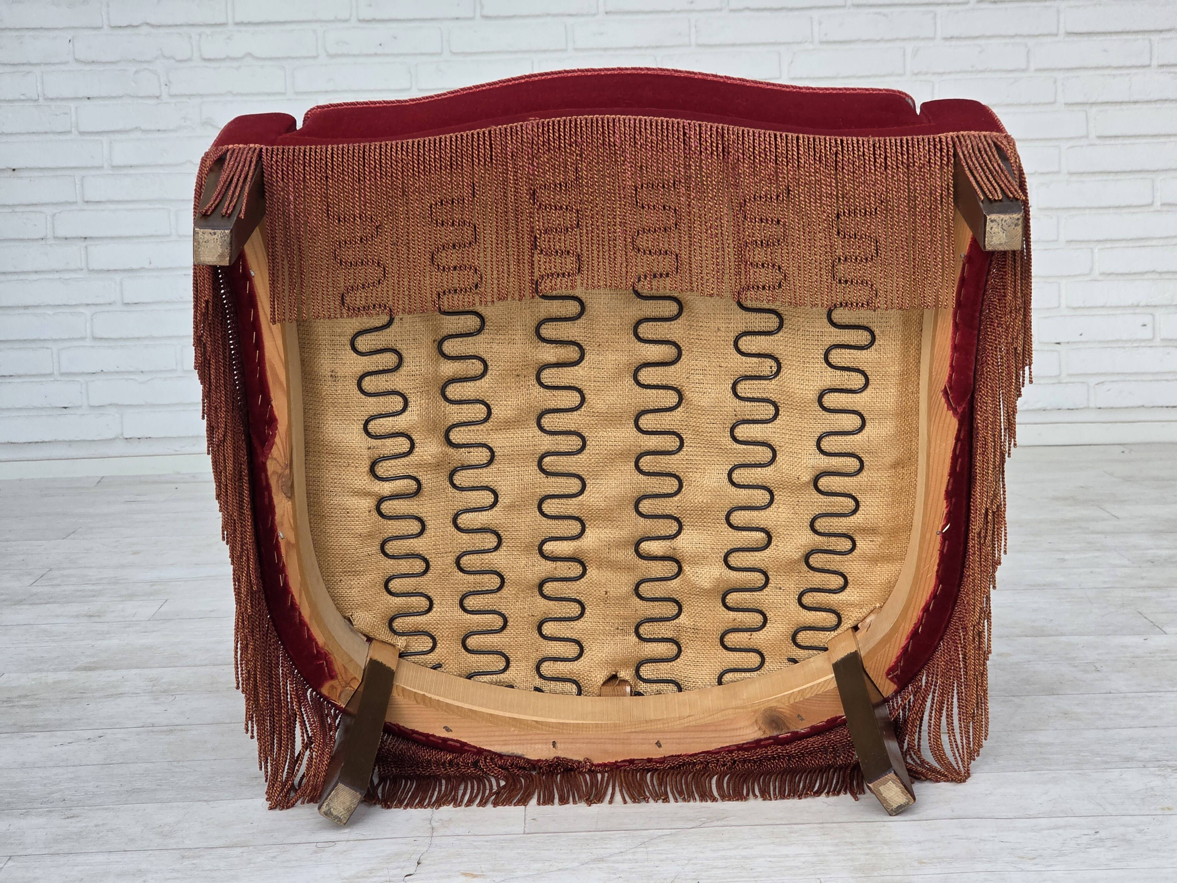Fauteuil danois des années 1970, velours de mobilier, pieds en bois d'orme.