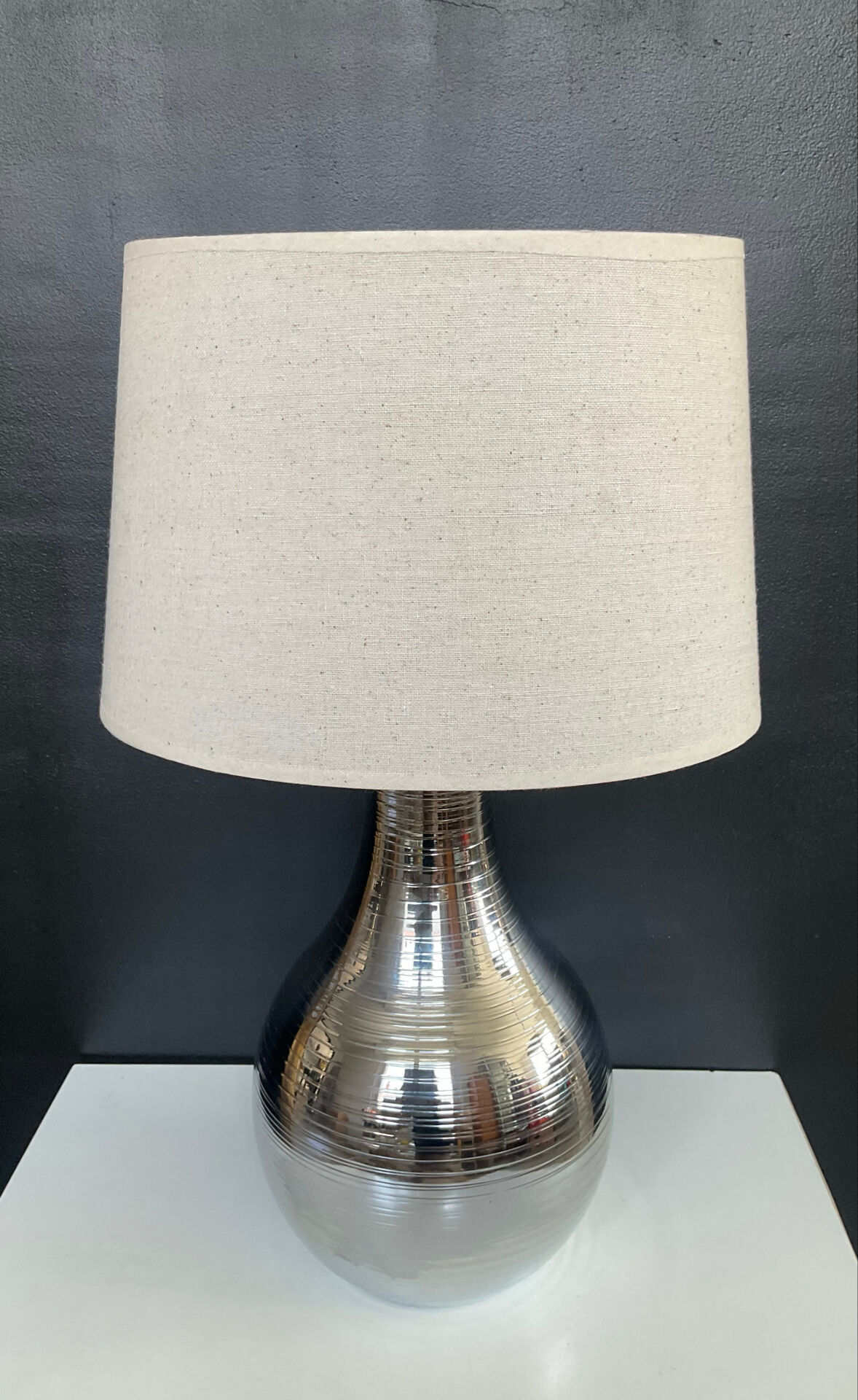 Lampe design en métal chromé