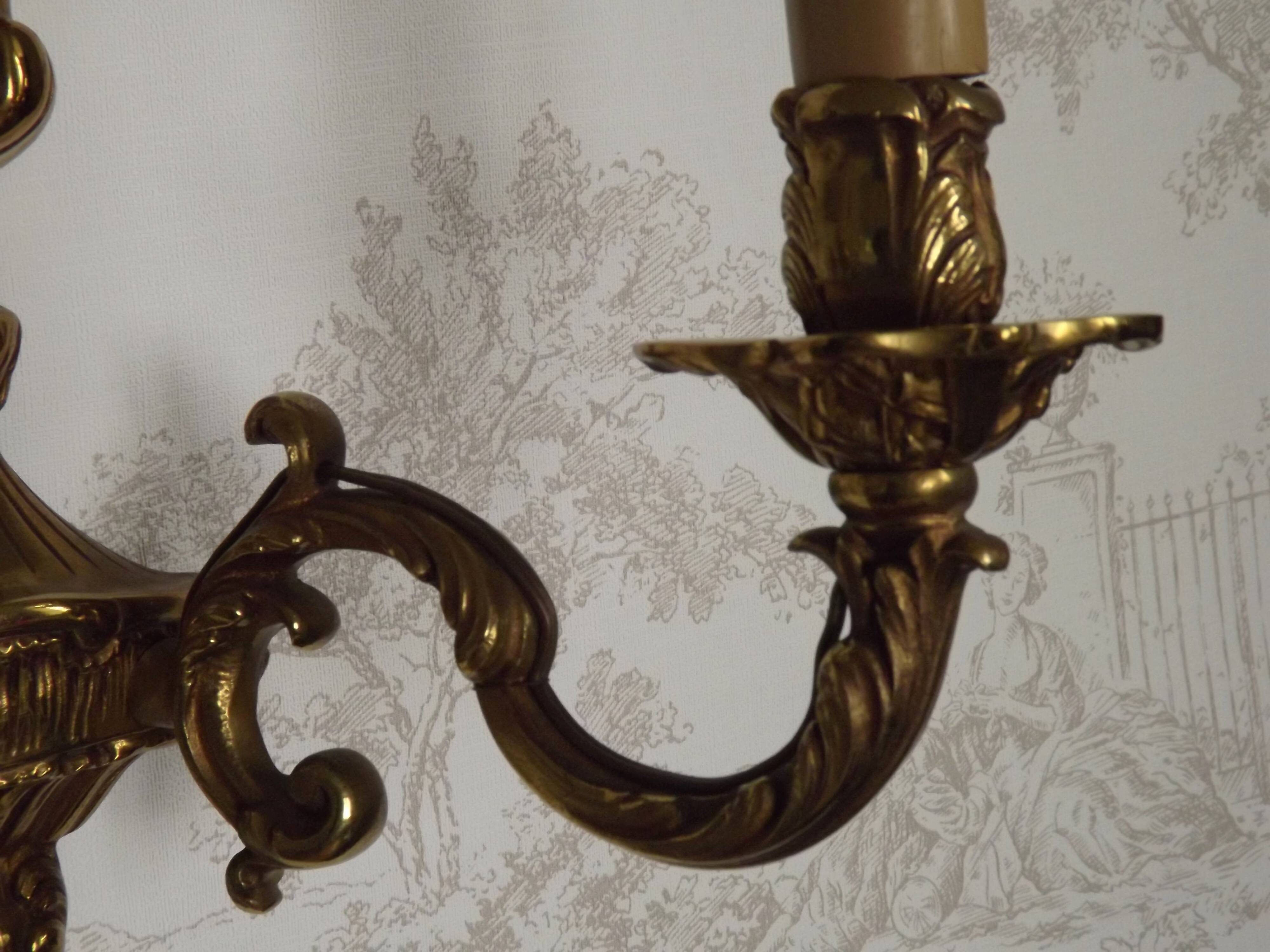 Pair of French baroque brass wall sconces with two branches, decorated with acanthus and wickerwork.