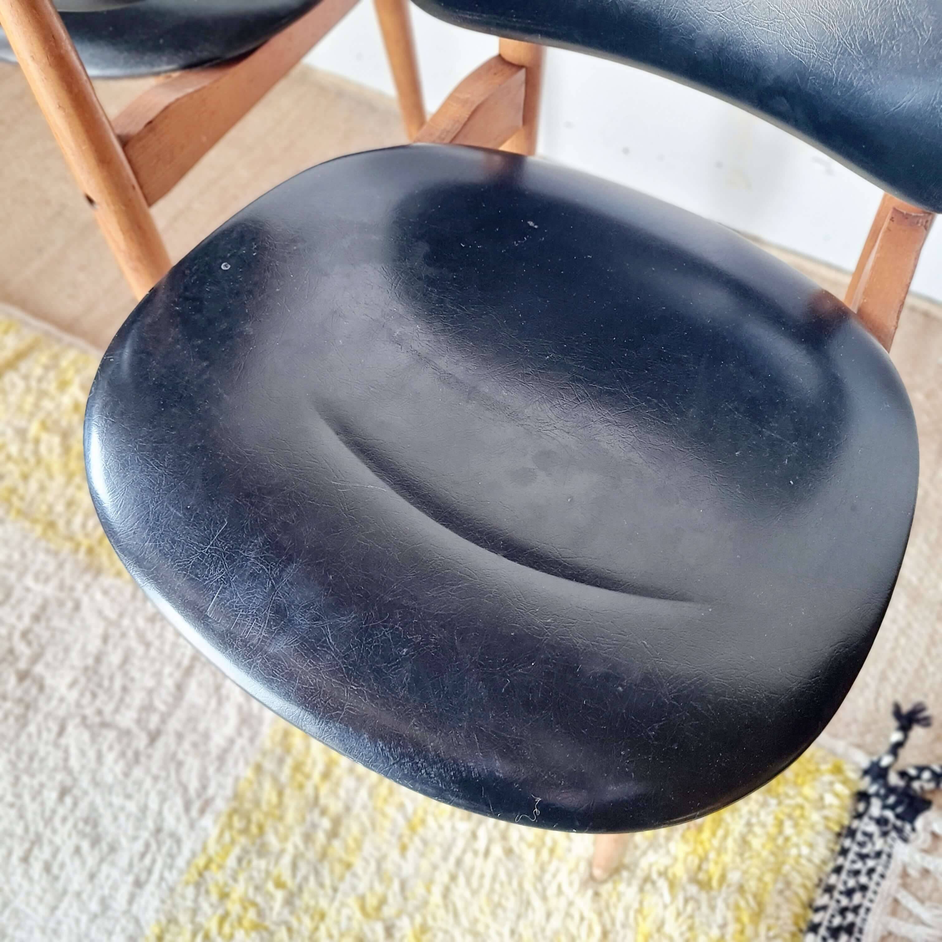 Paire de chaises vintage 1960 – Pieds compas & Simili-cuir noir