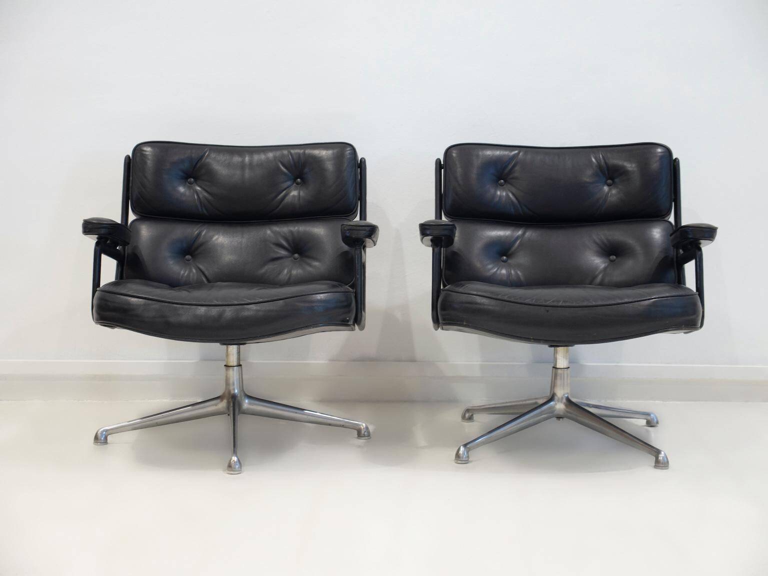 Paire de fauteuils de direction en cuir noir de Charles and Ray Eames