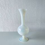 Vase ancien en opaline blanche