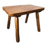 Table basse brutaliste en bois massif