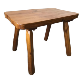 Table basse brutaliste en bois massif