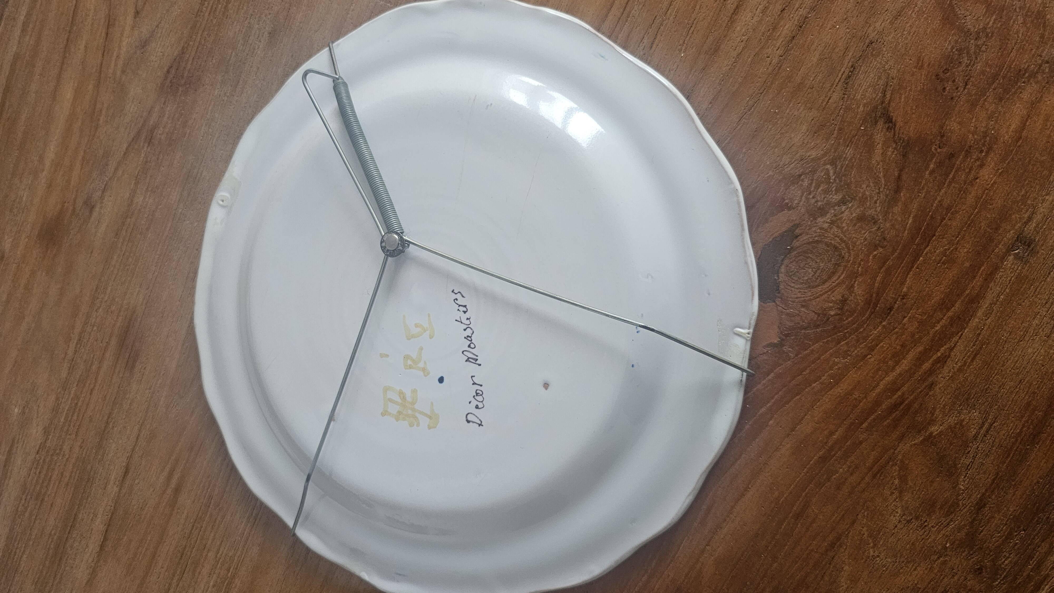 Plat décoratif en faïence française à décor d’oiseau décor Moustiers