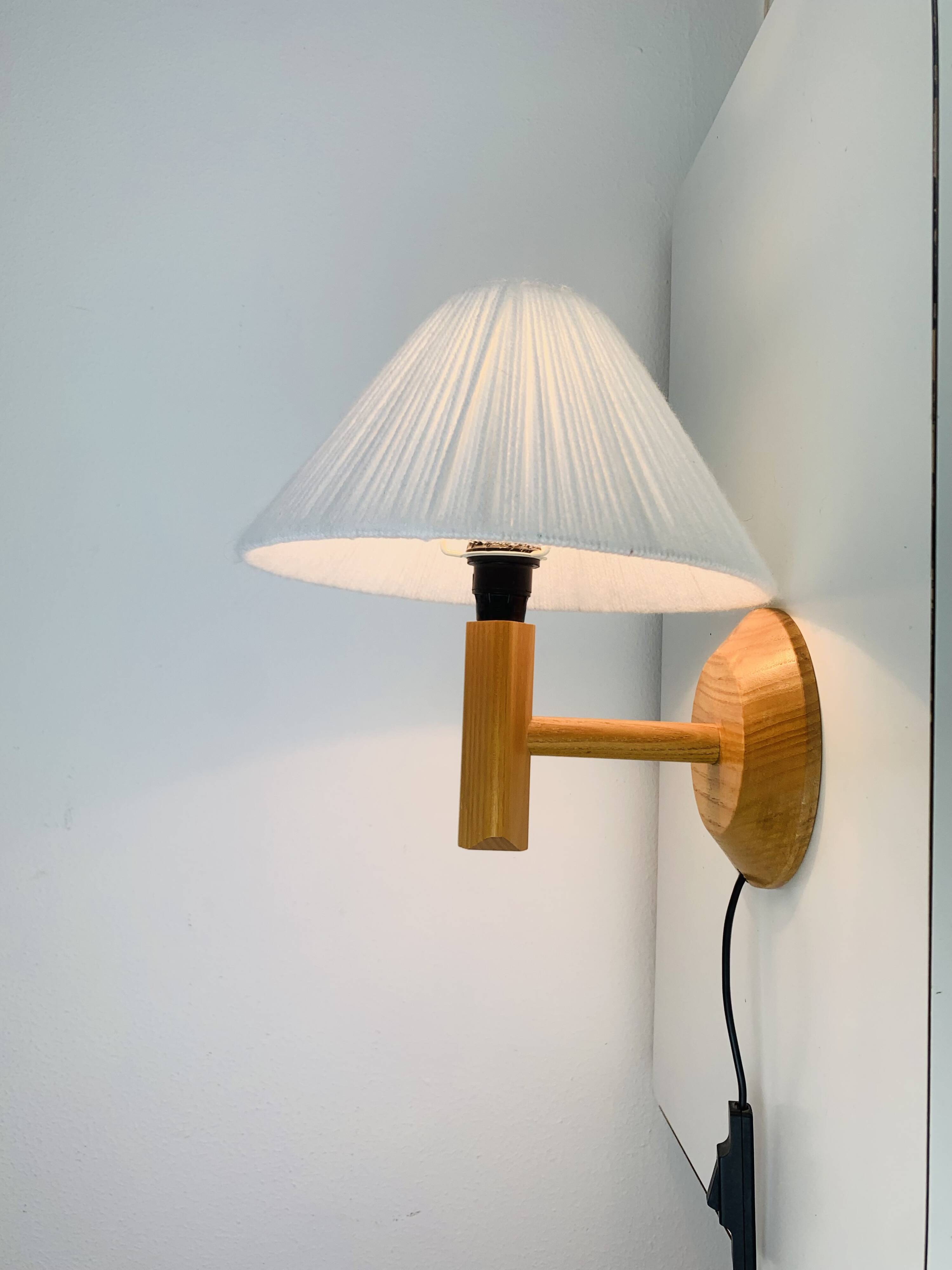 Vintage pine wall lamp and wool lampshade, 1960s