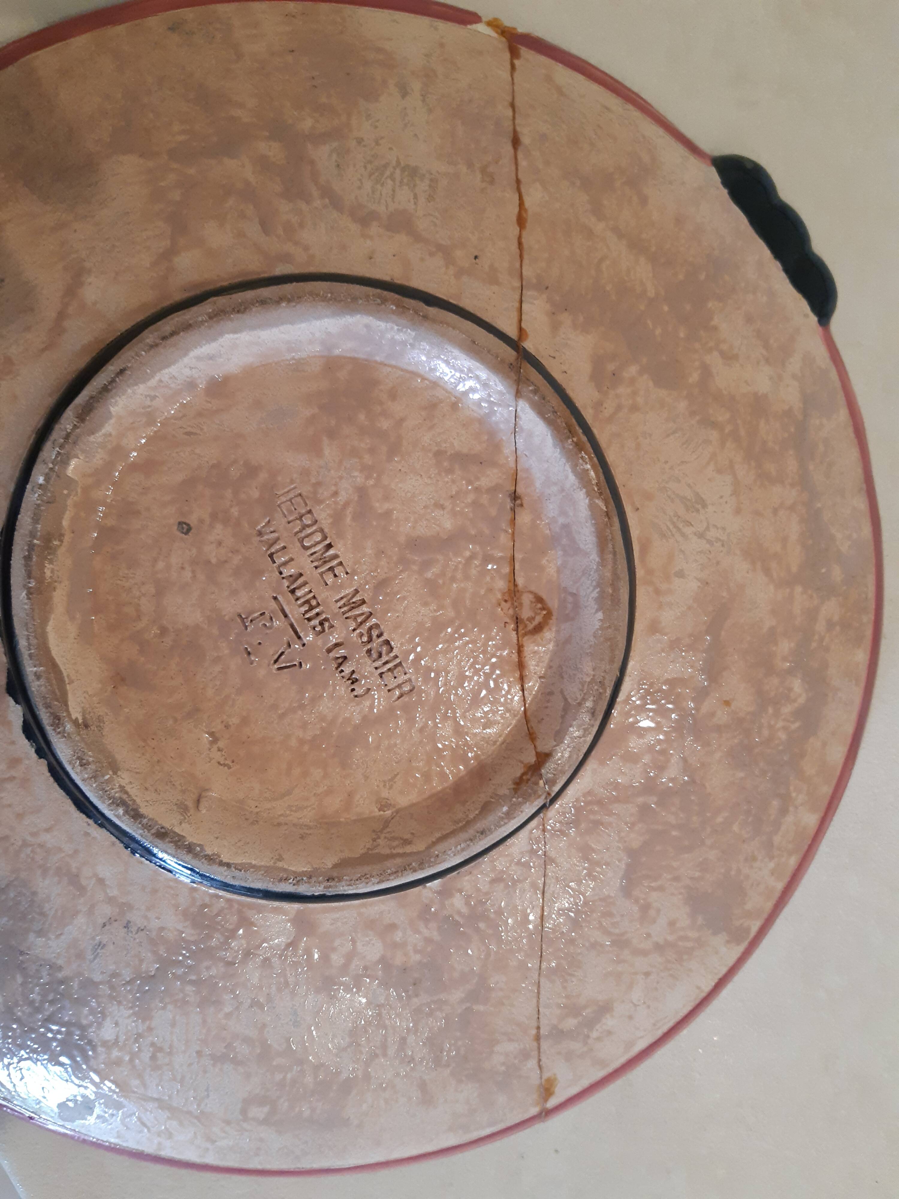Flat plate by Jérôme Massier, from Vallauris, cracked. Decoration in slight relief.