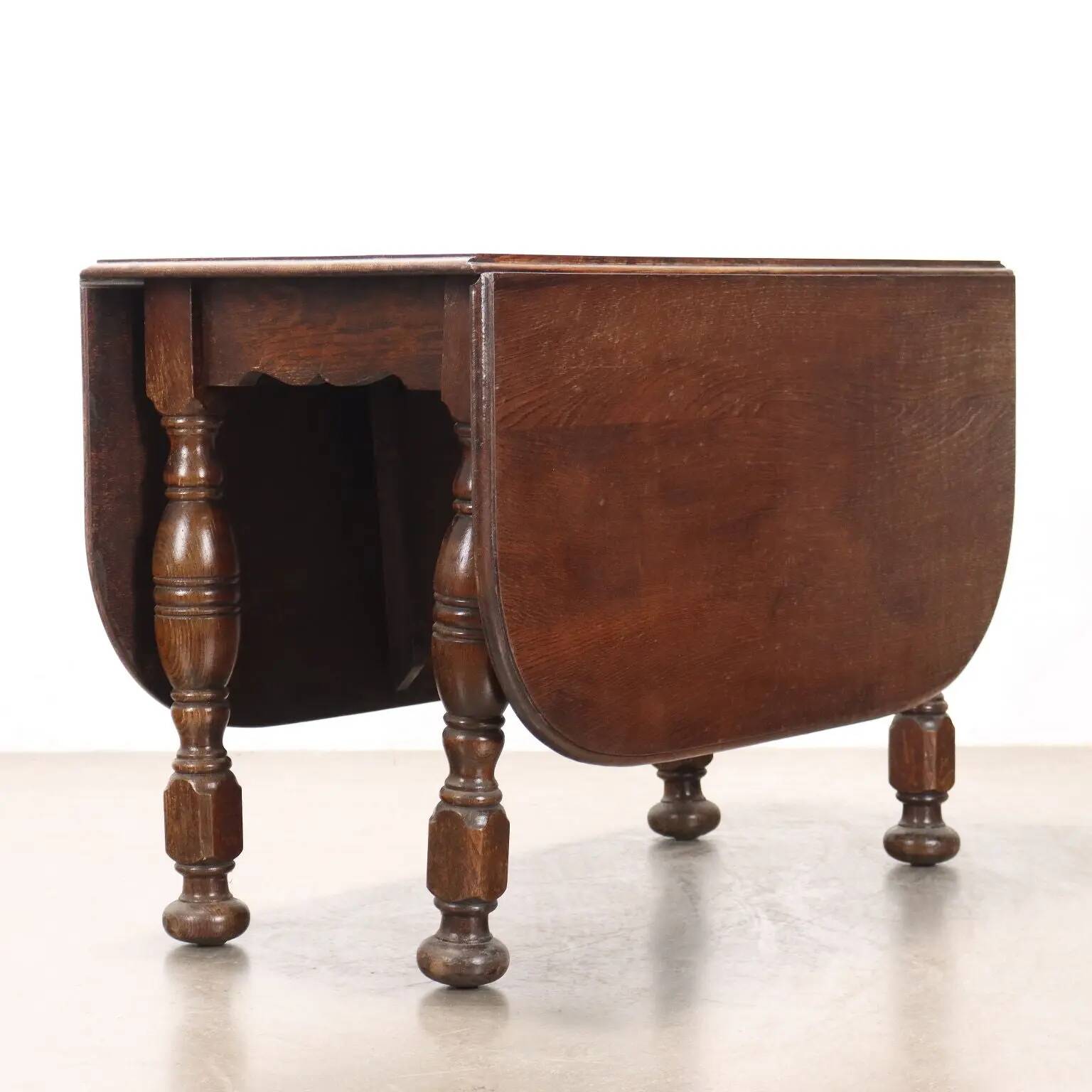 Antique extendable oak table United Kingdom 20th Century