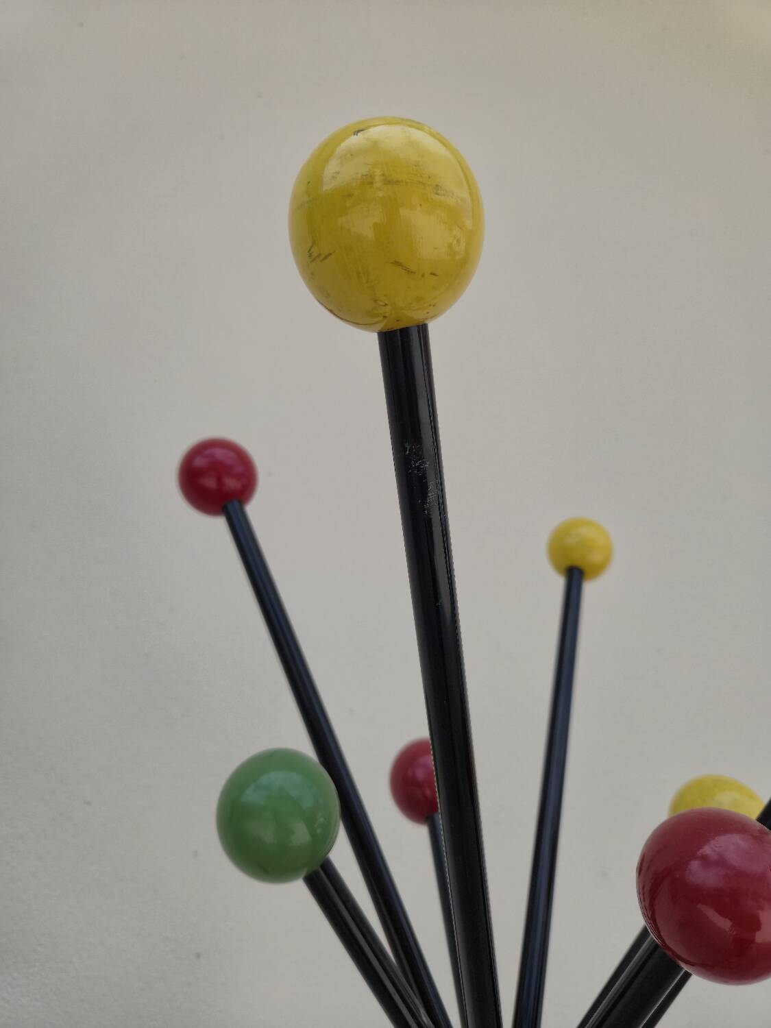 Portemanteau perroquet à boules colorées, 1950