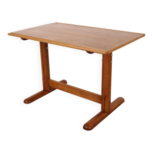 Bureau avec un plateau réglable,