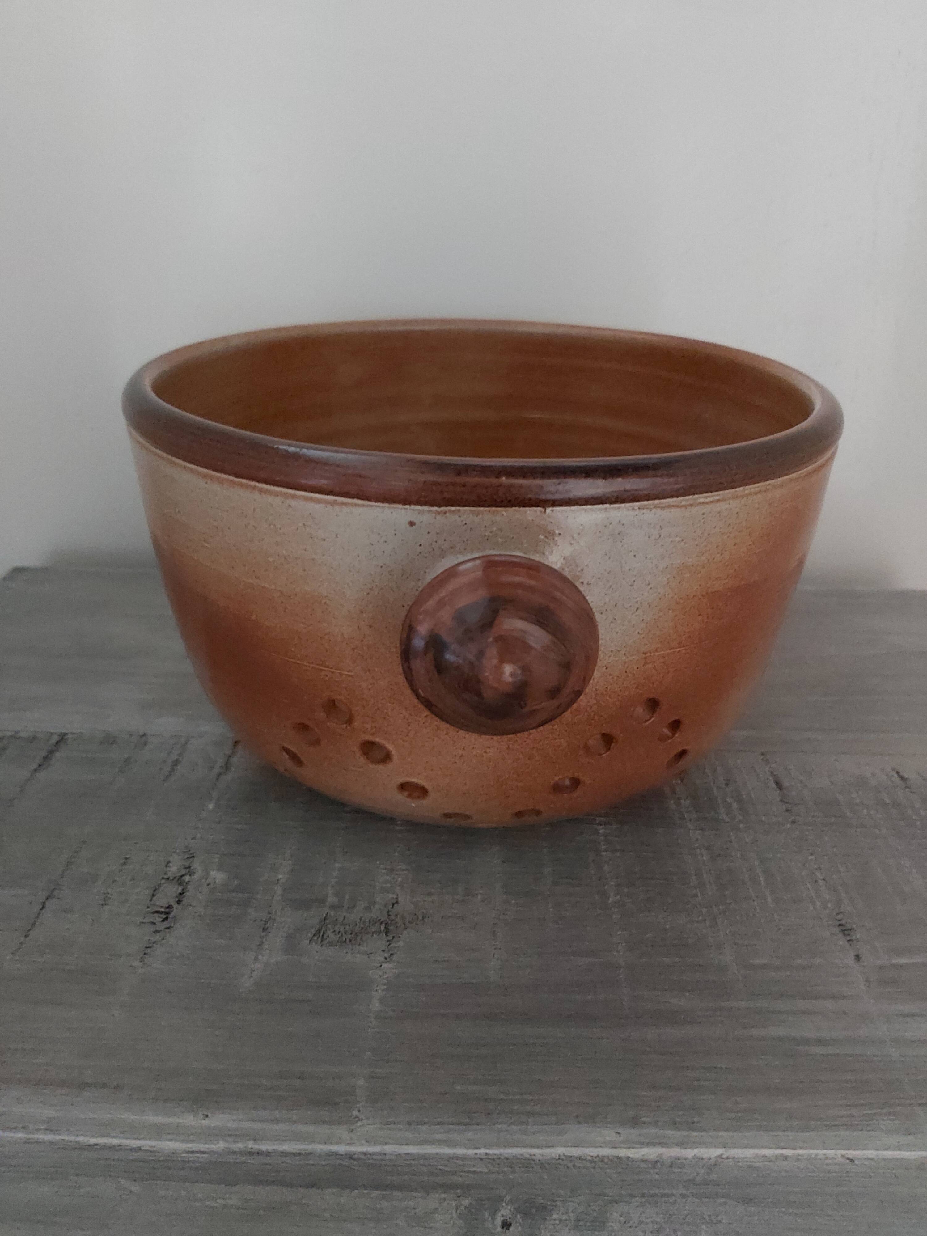 Enamelled sandstone strainer