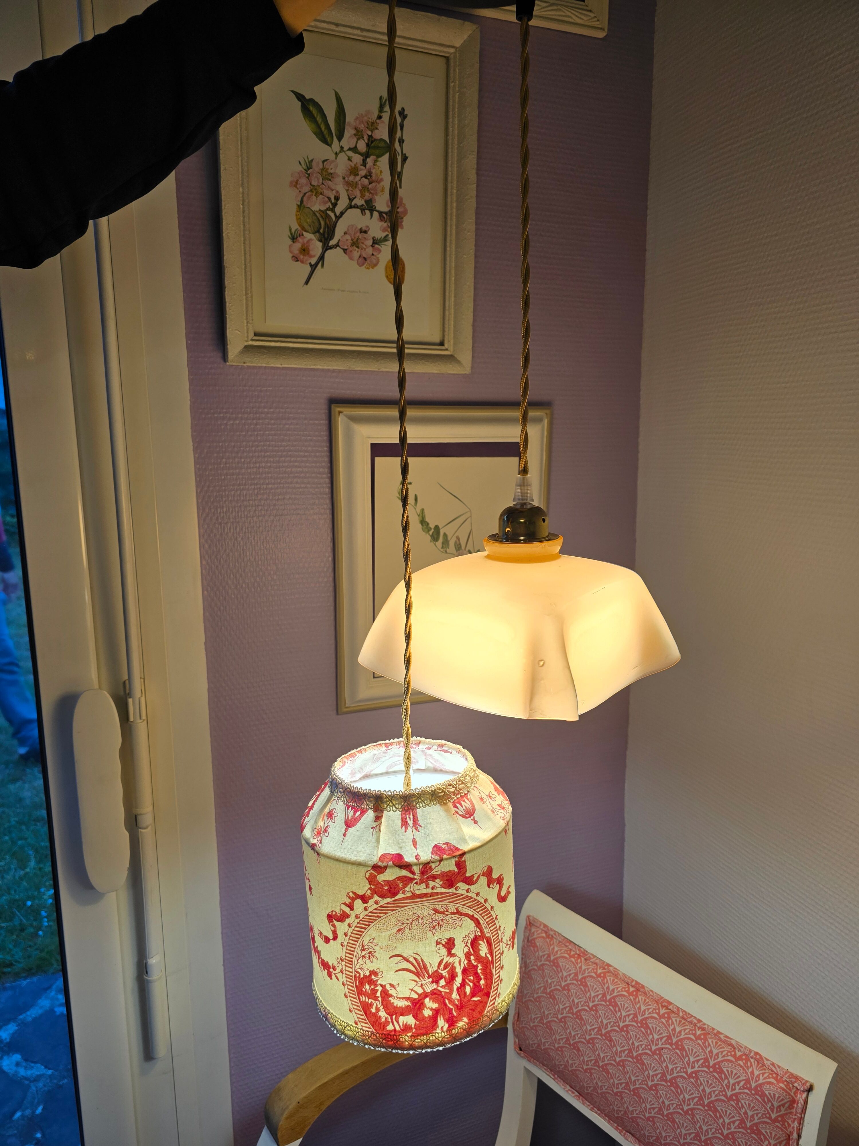 Suspension abat jour en toile de Jouy et opaline drapée rose