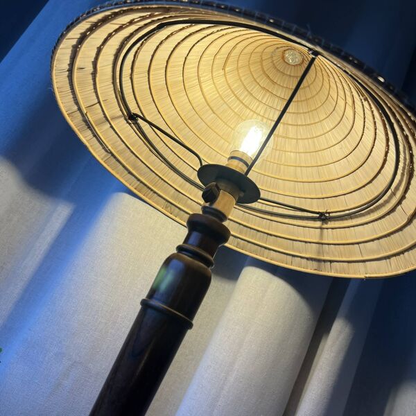 Grande lampe en acajou et abat-jour paille – Esprit « voyage »