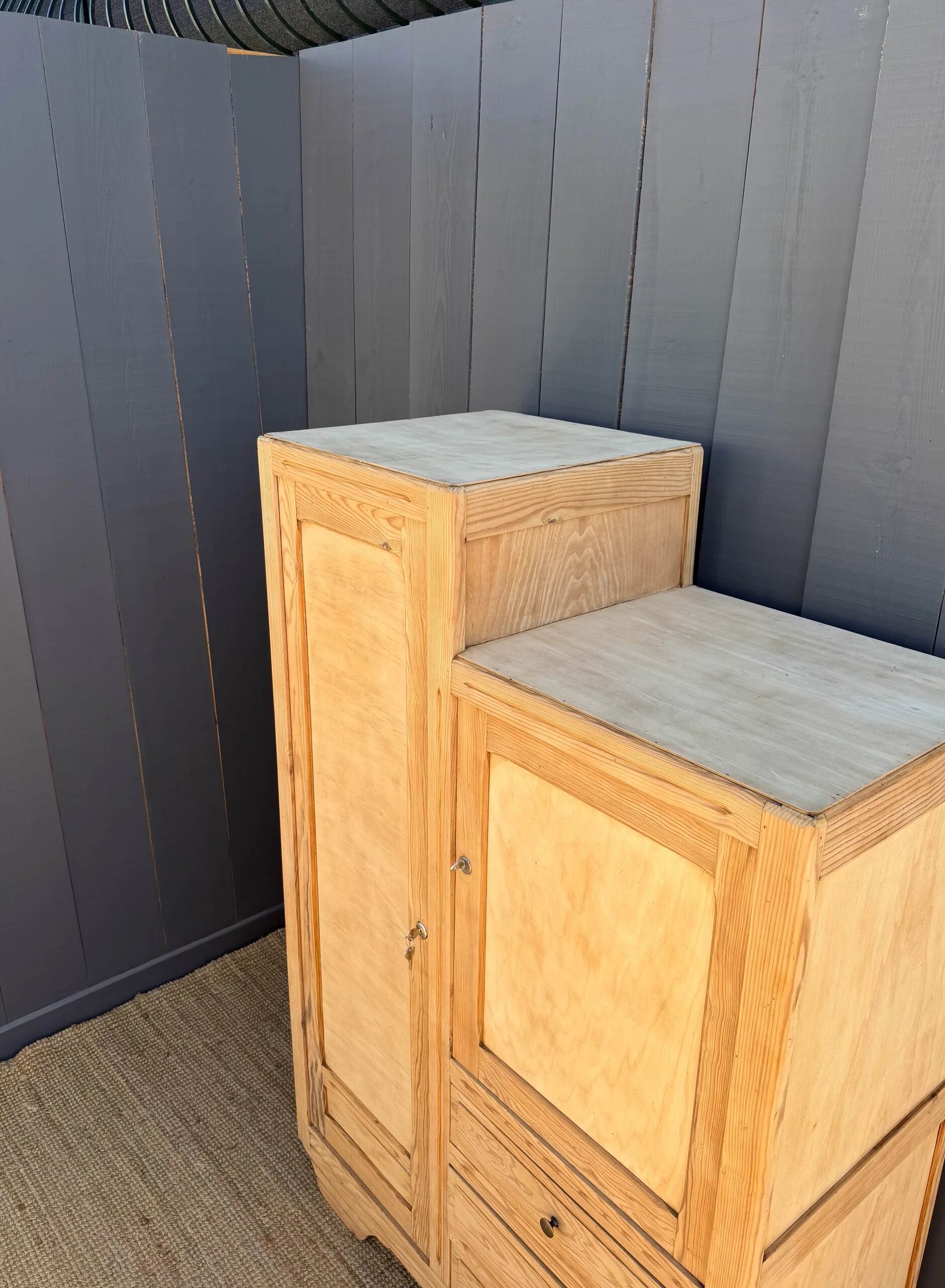 Armoire asymétrique