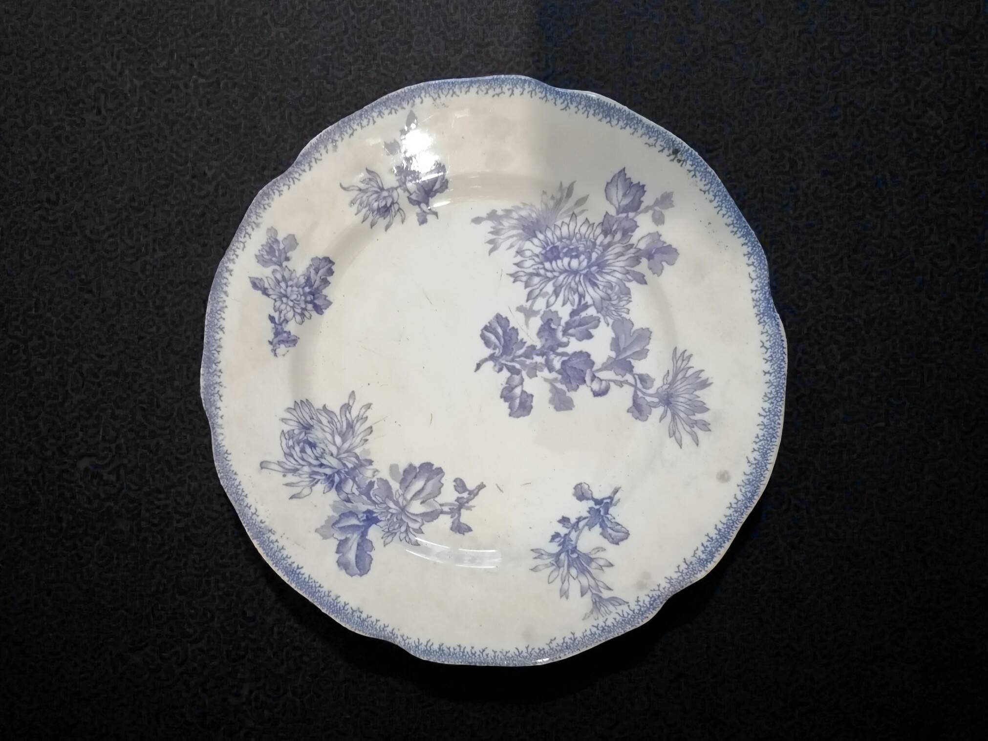 Part of a 25-piece Sarreguemines earthenware dinner service - Purple floral decoration