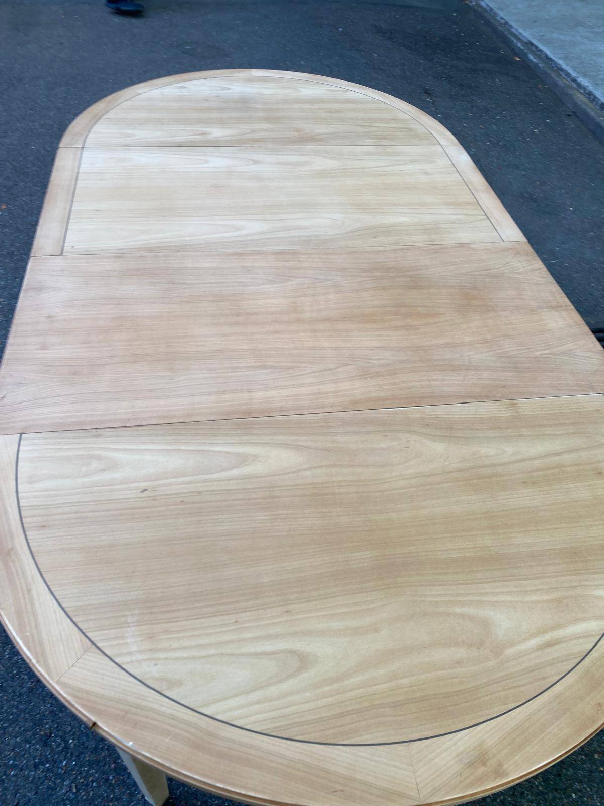 Table ronde extensible style Directoire rénovée en bois clair  avec 2 rallo
