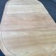 Table ronde extensible style Directoire rénovée en bois clair  avec 2 rallo