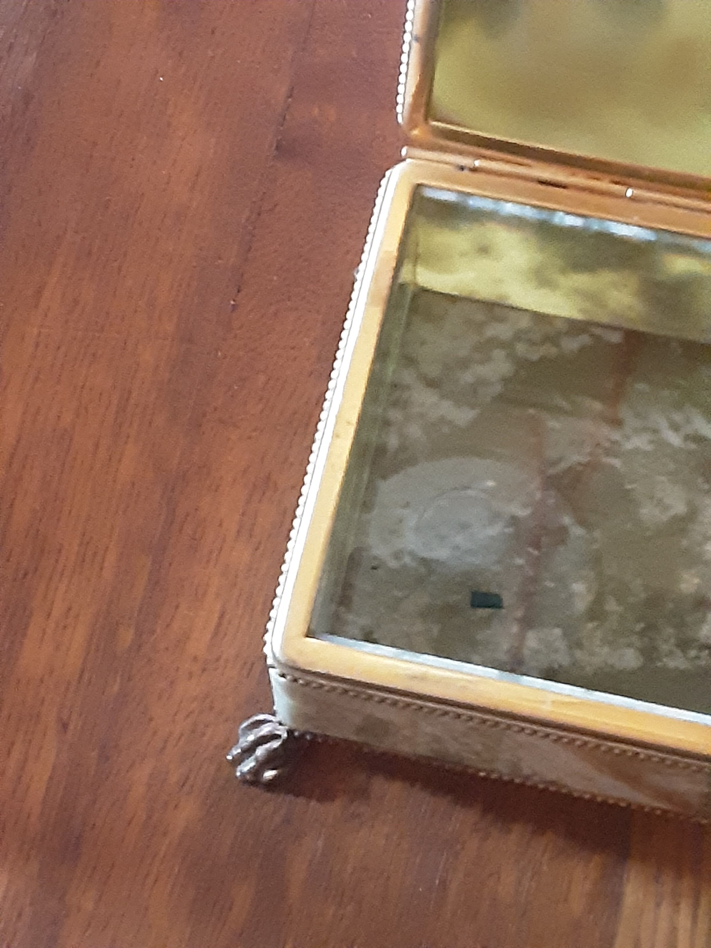 Alabaster Jewelry Box of superb alliance of green and ocher hues