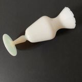 White and blue opaline soliflore
