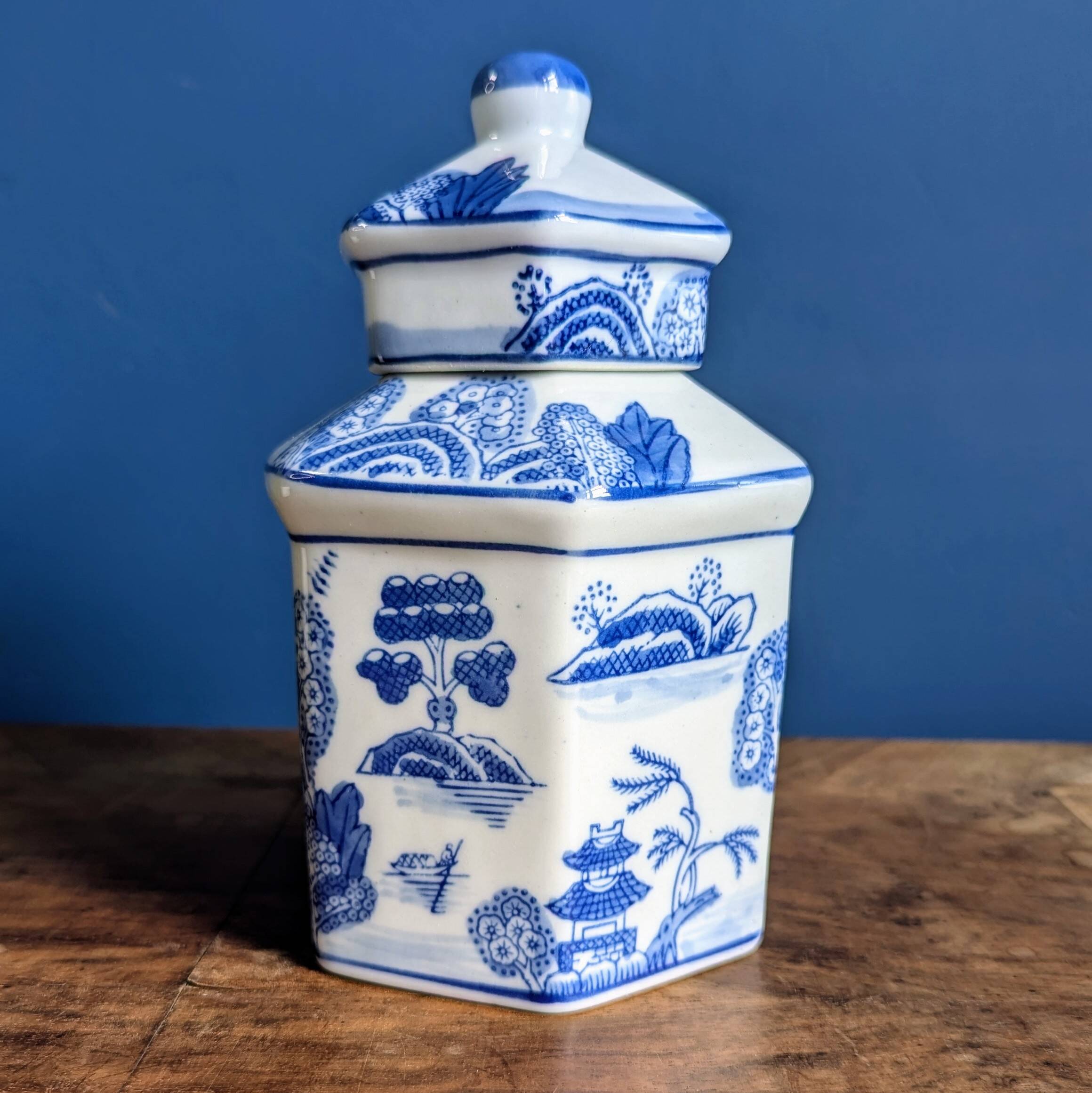 18cm Chinese White and Blue 6-Sided Covered Pot