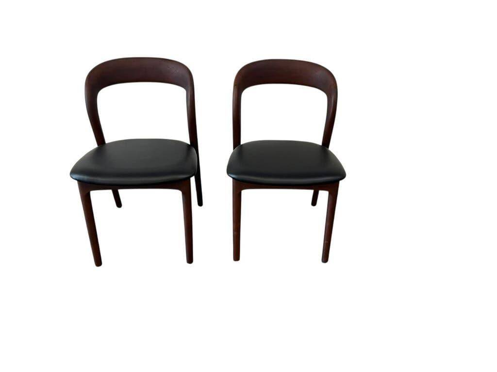 2 chaises en bois massif