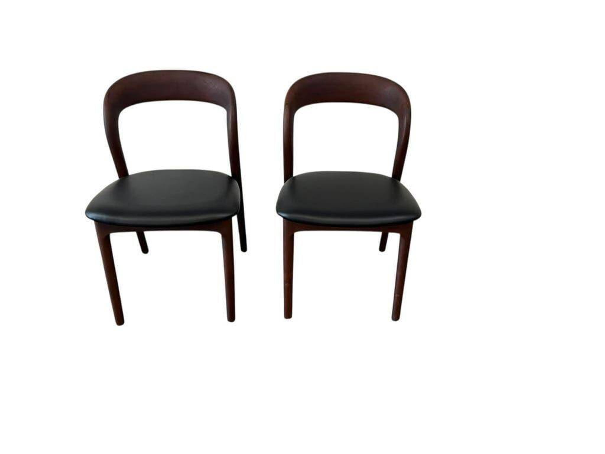 2 chaises en bois massif